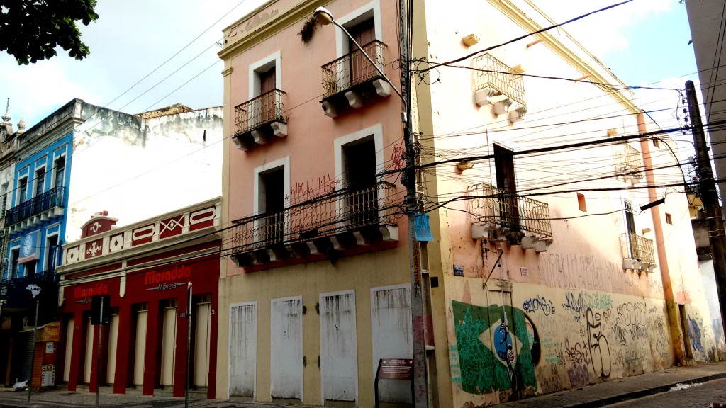 Casa onde viveu a escritora Clarice Lispector (1920-1977) está abandonada no centro do Recife - Foto: Alessandro Moura