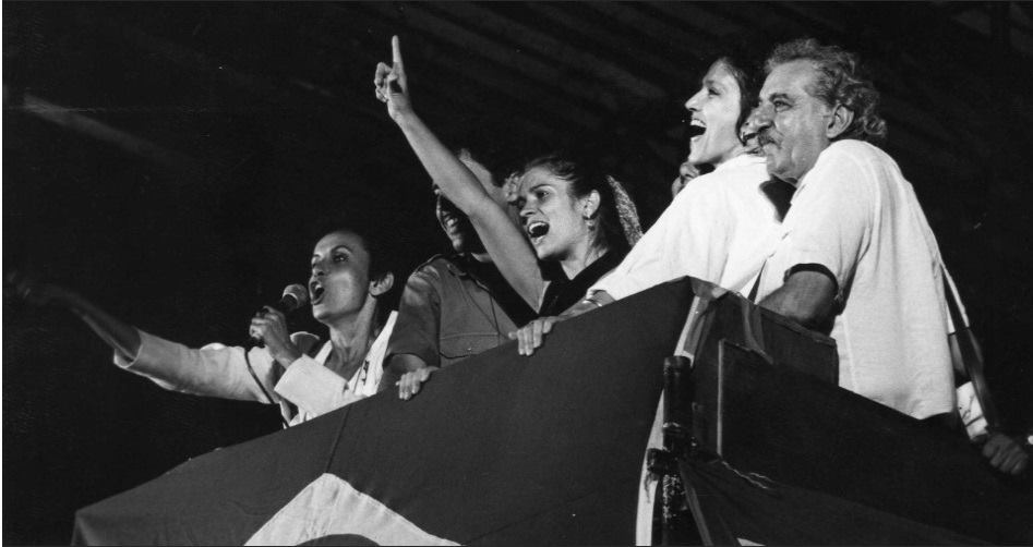 Tássia Camargo ao lado de Yoná Magalhães e de Joana Fonn, Paulo Betti e Renato Consorti durante militância no fim da década de 1980 - Foto: Arquivo Tássia Camargo