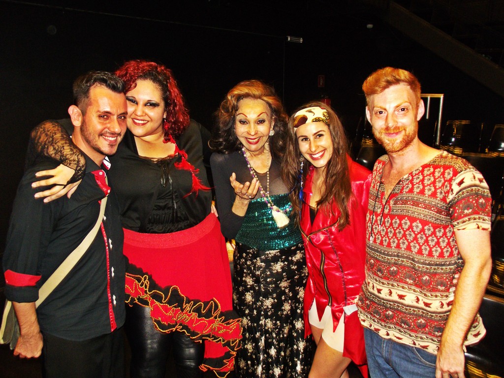 Savio Andrade, Liza Caetano, Lauanda Varone e Juan Manuel Tellategui posam com Phedra D. Córdoba: diva cubana prestigiou sessão da peça Hermanas Son las Tetas, em outubro de 2015 - Foto: Miguel Arcanjo Prado