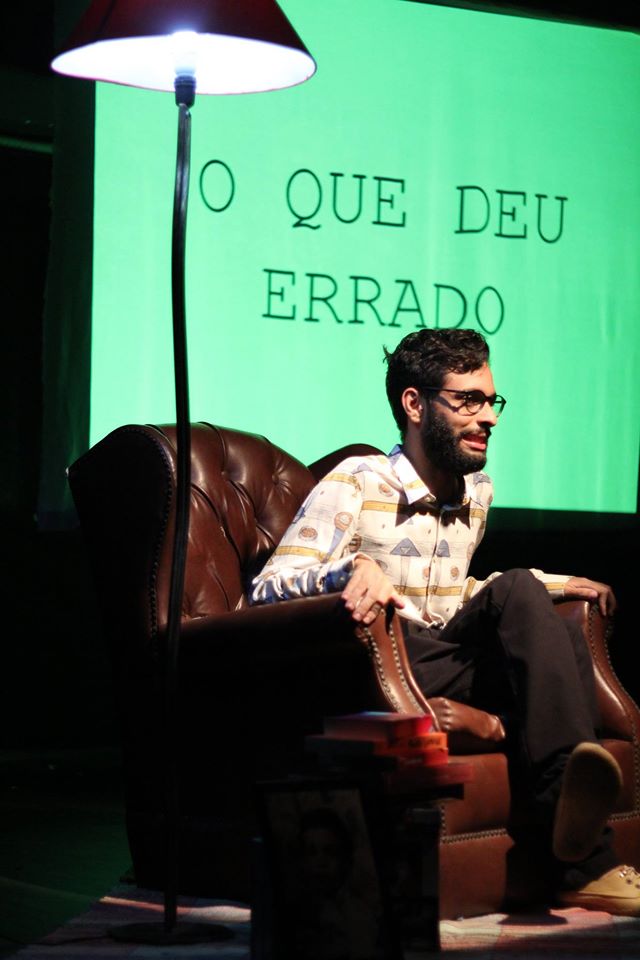 Rodrigo Cavalcanti, em cena de Complexo de Cumbica: dilemas de um jovem gay no palco de Recife - Foto: Divulgação