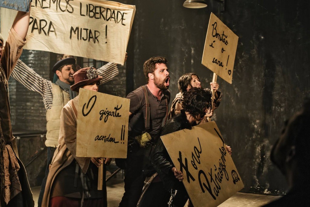 Caio Salay, em cena de Urinal, o Musical - Foto: Ronaldo Gutierrez
