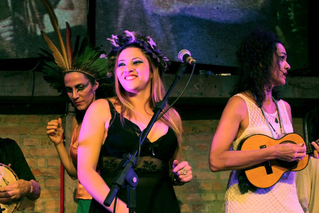 Danielle Rosa, entre Sylvia Prado e Letícia Coura, no palco do Oficina - Foto: Nash Laila