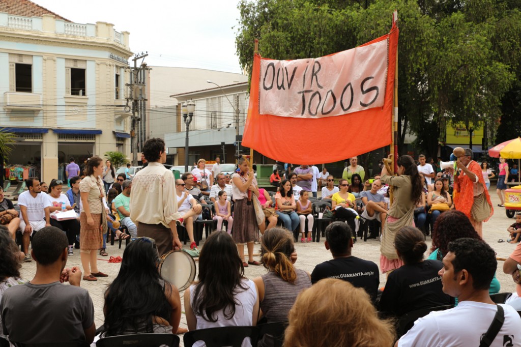 Público acompanha abertura do 10º Fentepira com o Teatro Imaginário Maracangalha, na praça José Bonifácio, centro de Piracicaba - Foto: Divulgação