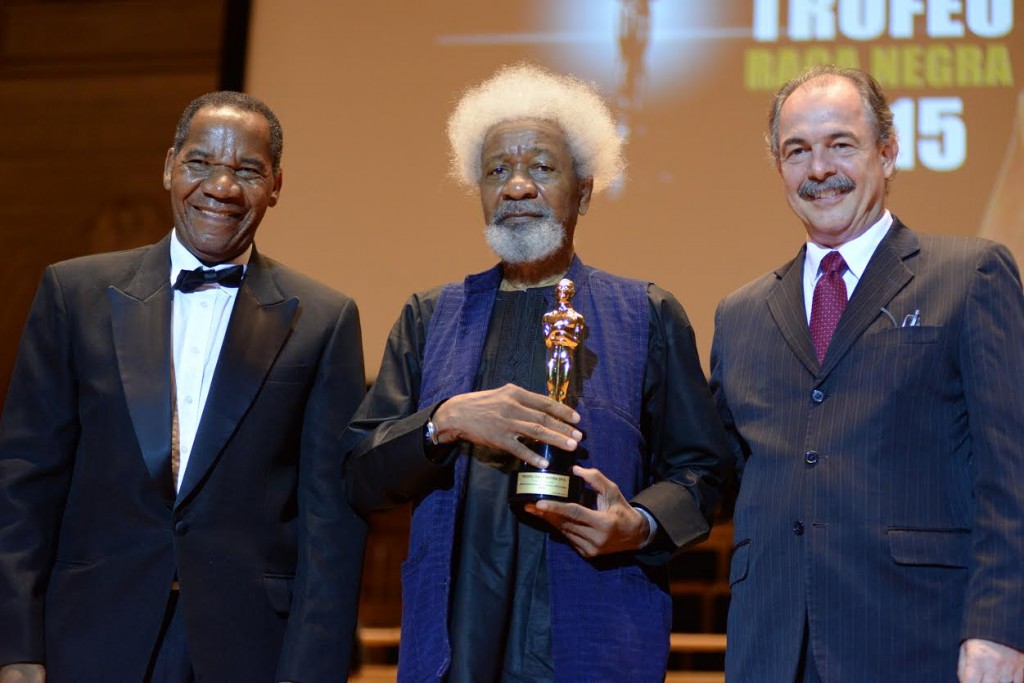 O escritor Prêmio Nobel Soyinka recebeu o Troféu Raça Negra das mãos do reitor José Vicente e do político Aloizio Mercadante - Foto: Divulgação