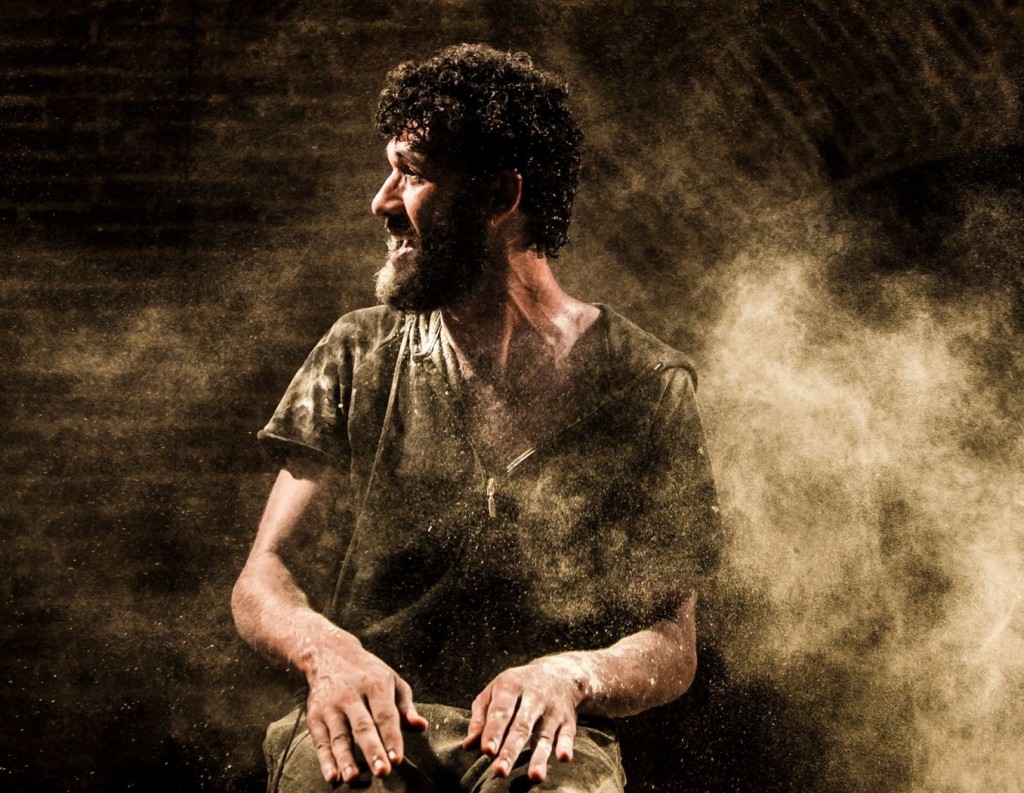 Erivaldo Oliveira em cena da peça O Ano em Que Vivemos Perigosamente - Foto: Divulgação