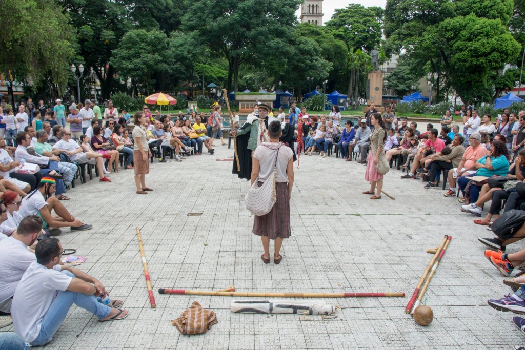 Espetáculo de Mato Grosso do Sul, Tekohá - Ritual de Vida e Morte do Deus Pequeno é apresentado na praça José Bonifácio, em Piracicaba, no 10º Fentepira - Foto: Rodrigo Alves