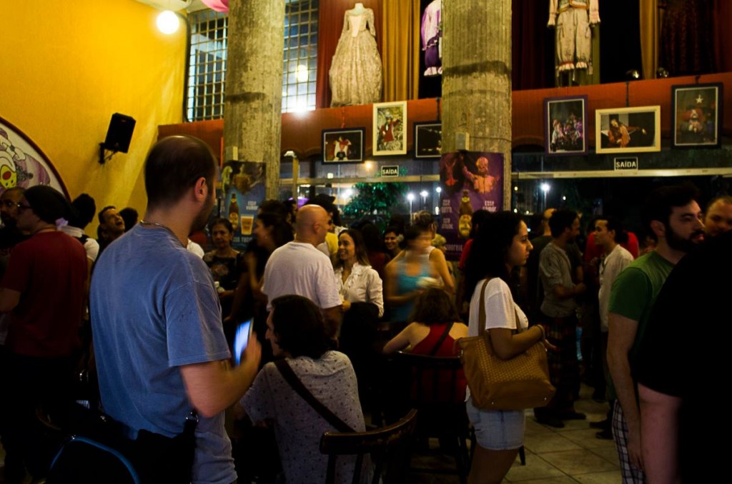 Mesmo com bar fechado, Parlapatões ficou lotado na noite de sábado (28) - Foto: Maria Braga/Divulgação