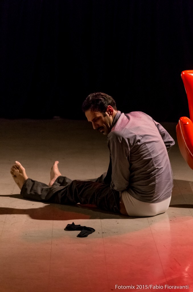 Fabricio Licursi em A Última Peça de Roupa de R., de Flavio Goldman, com direção de Maria Tuca Fanchin - Foto: Fabio Fioravanti/Coletivo Fotomix