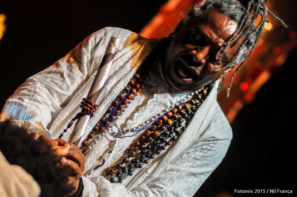 Mauricio Tizumba em cena de Galanga Chico Rei. de Paulo César Pinheiro com direção de João das Neves - Foto: Nil França/Coletivo Fotomix