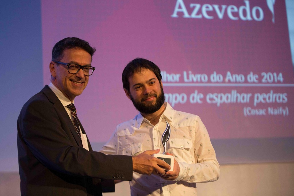 Marcelo Mattos Araújo, secretário de Cultura de São Paulo, entrega o Prêmio de Melhor Autor do Ano a Estevão Azevedo - Foto: Marcelo Nakano/Divulgação
