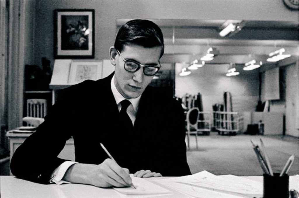 Yves Saint Laurent em ação: grande nome da moda no século 20 - Foto: Divulgação