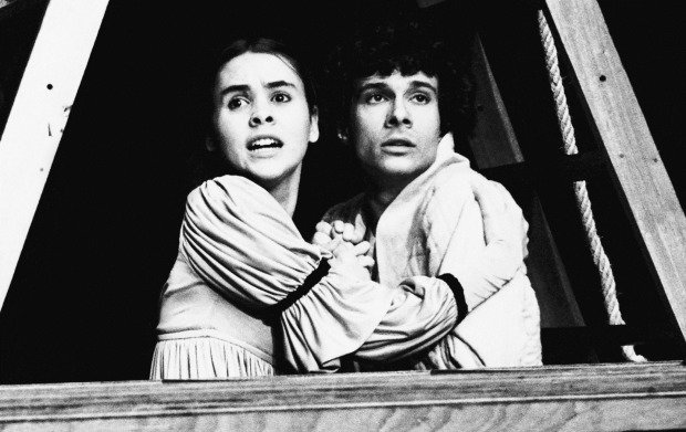 Giulia Gam e Marco Antônio Pâmio em Romeu e Julieta, dirigida por Antunes Filho em 1986 - Foto: Divulgação