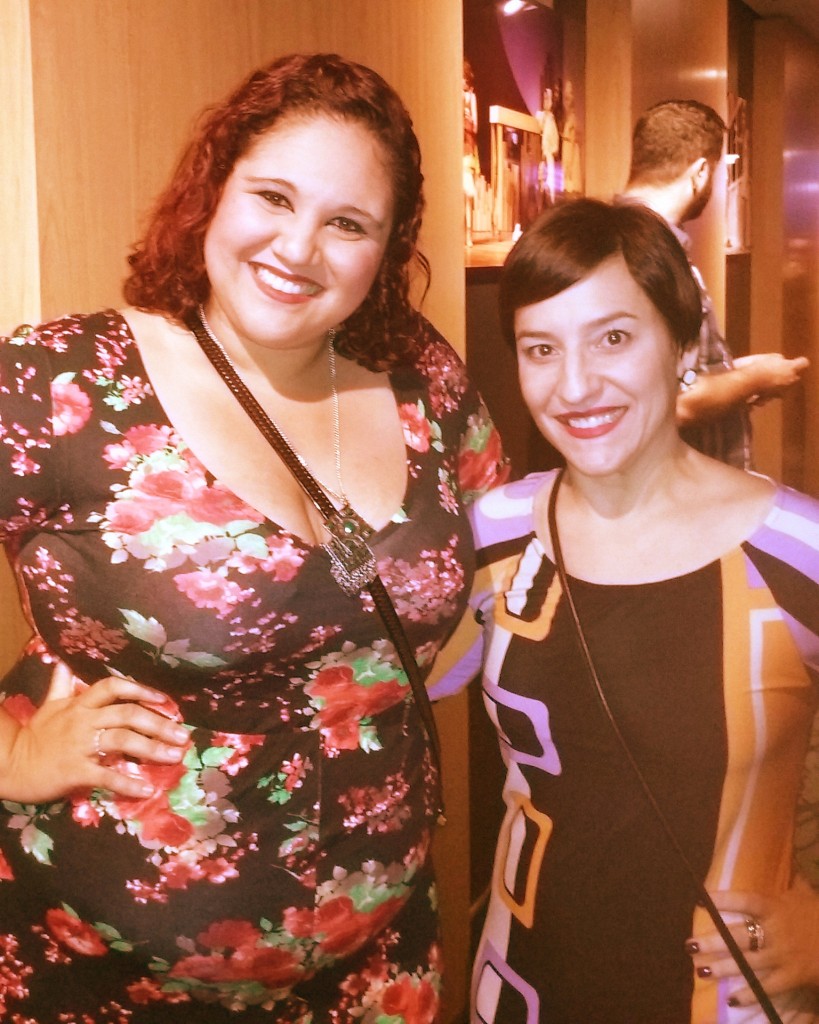 As atrizes Liza Caetano e Simone Gutierrez, que viveram a personagem Tracy em diferentes montagens de Hairspray, se encontram na peça de Alessandra Maestrini, Yentl em Concerto - Foto: Divulgação