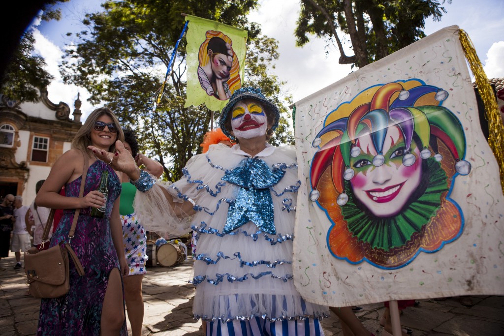 A porta-estandarte do Cortejo da Arte demonstrou animação - Foto: Leo Lemos/Universo Produção/Divulgação