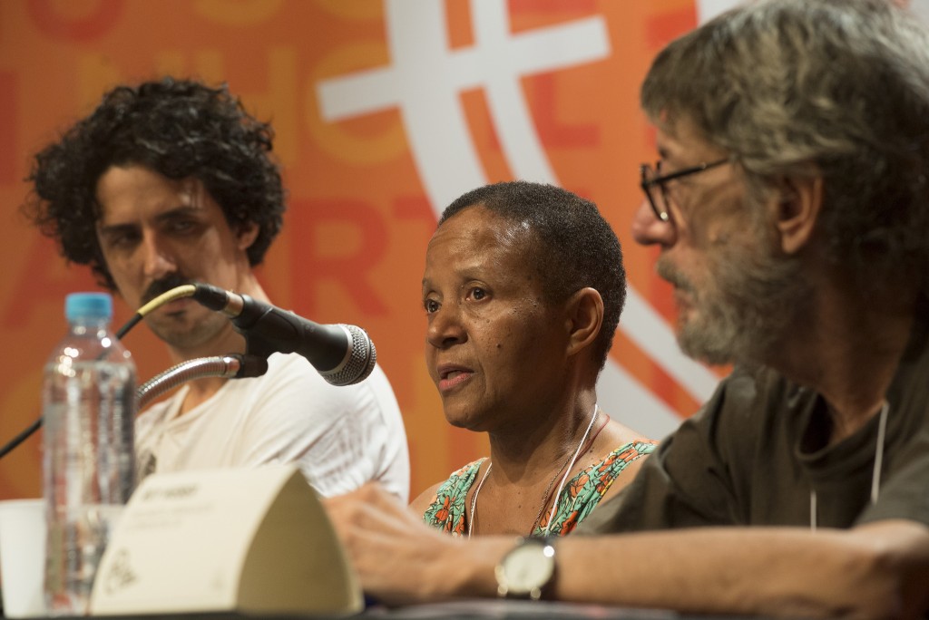 Francis Vogner dos Reis, Cristina Amaral e Ruy Weber, no debate sobre a obra do homenageado, Andrea Tonacci - Foto: Jackson Romanelli/Universo Produção/Divulgação