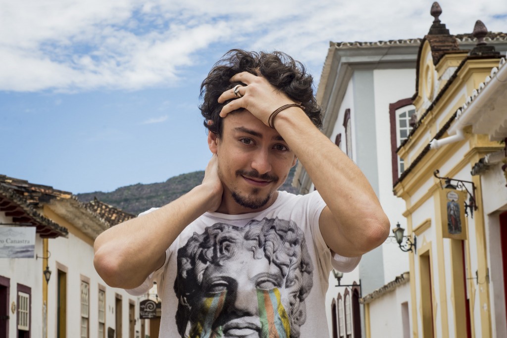 O ator pernambucano Jesuíta Barbosa posa na rua Direita, em Tiradentes, onde foi apresentar o filme Jonas, dirigido por Lô Politi e do qual é protagonista - Foto: Leo Lara/Universo Produção/Divulgação