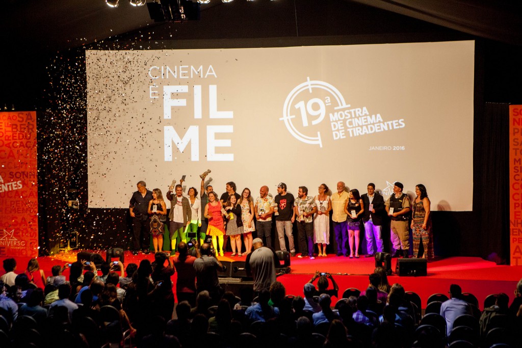 Vencedores da 19ª Mostra de Cinema de Tiradentes celebram no Cine-Tenda - Foto: Leo Fontes/Universo Produção/Divulgação