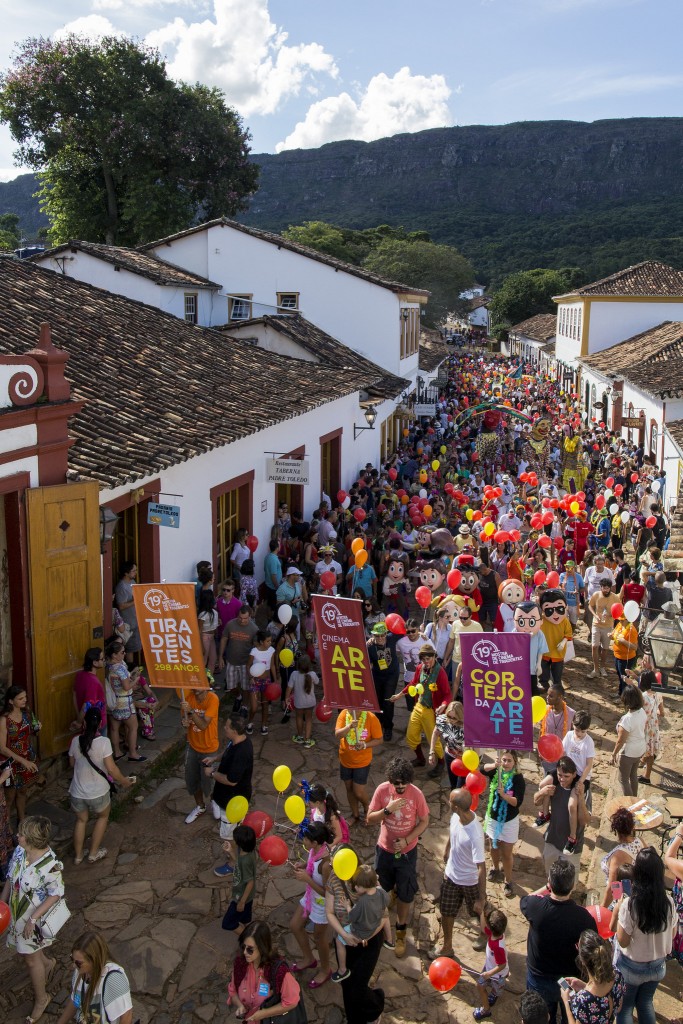 Desfile coloriu a rua Direita, a mais tradicional de Tiradentes - Foto: Leo Lara/Universo Produção/Divulgação