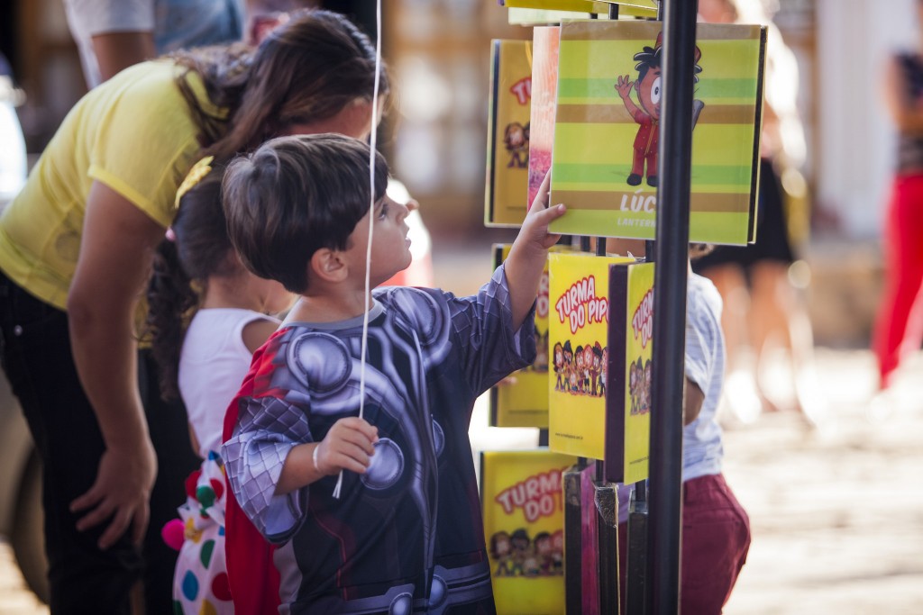 Crianças se divertem na praça em Tiradentes - Foto: Leo Fontes/Universo Producao/Divulgação