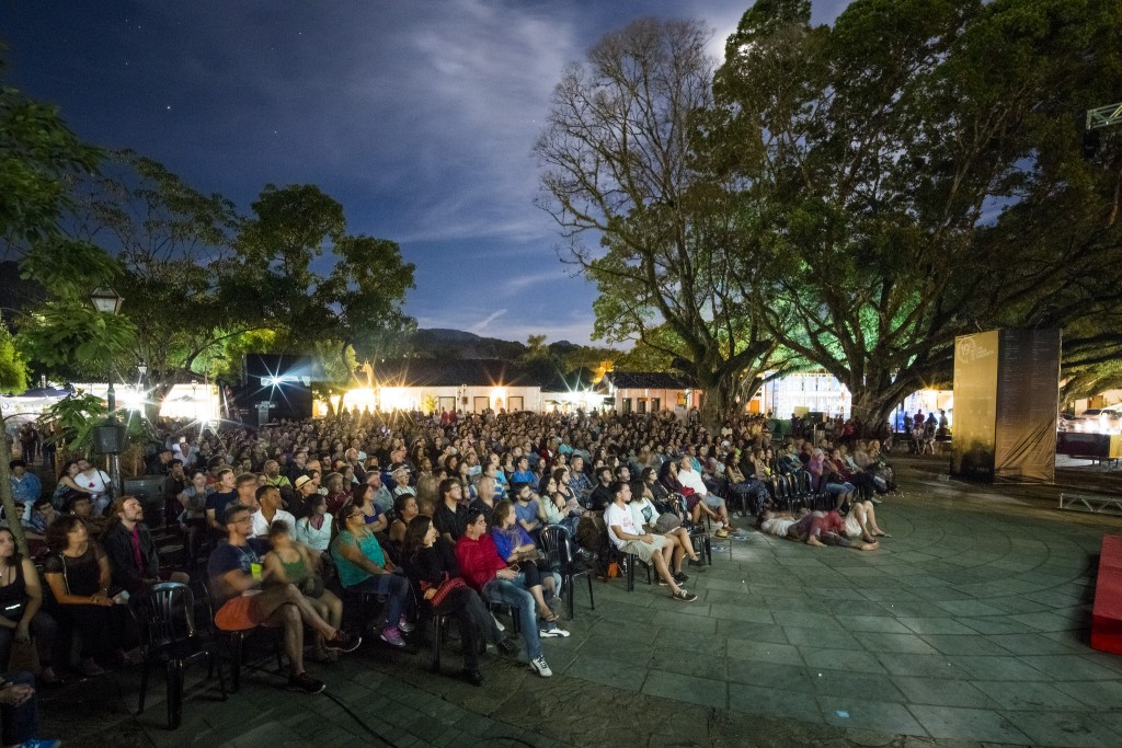 Público lota a praça para ver sessão do Cine-BNDES na Praça - Foto: Leo Lara/Universo Produção/Divulgação