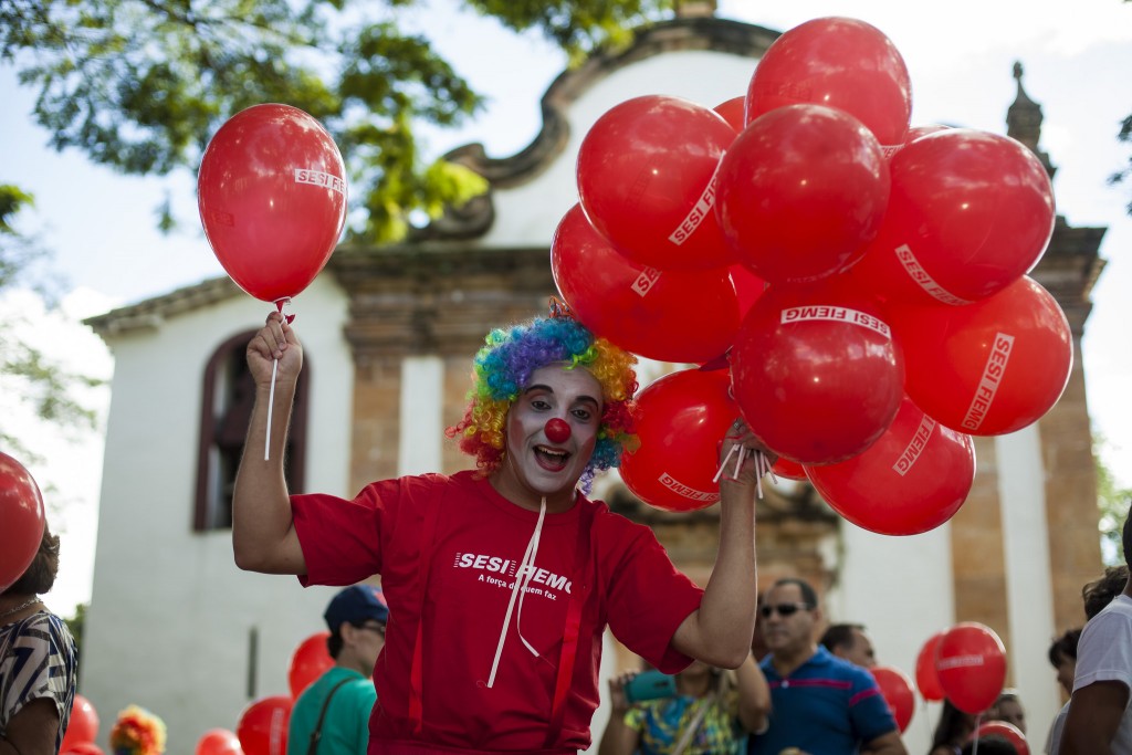 Palhaço distribuiu balões para o público - Foto: Leo Lemos/Universo Produção/Divulgação