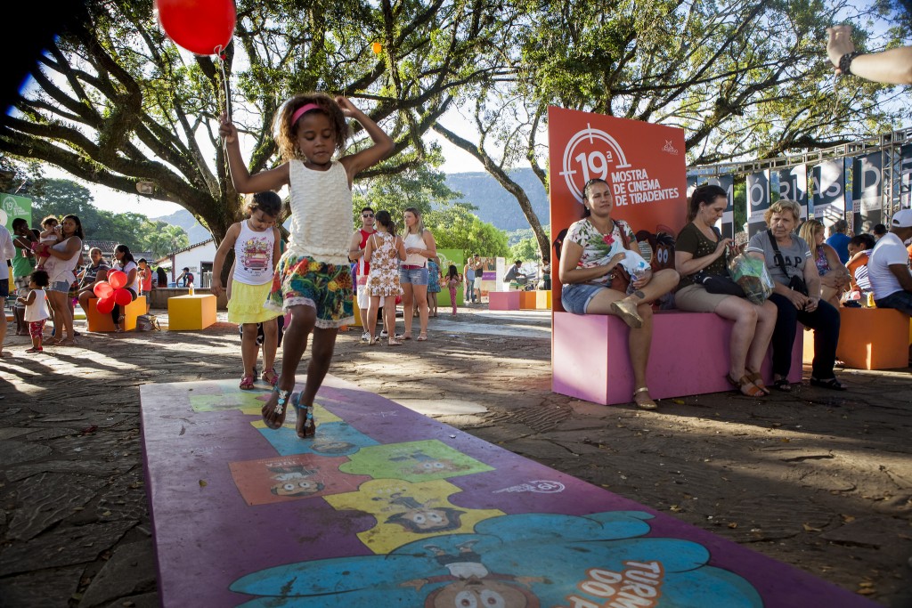 Menina pula amarelinha da Turma do Pipoca em Tiradentes - Foto: Leo Fontes/Universo Producao/Divulgação