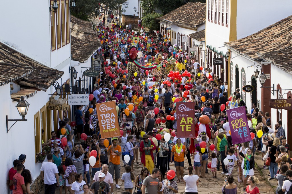 Cortejo da Arte desfila pelas ruas de Tiradentes na tarde deste sábado (23): artistas do cinema se misturaram ao povo na folia - Foto: Leo Lara/Universo Produção/Divulgação