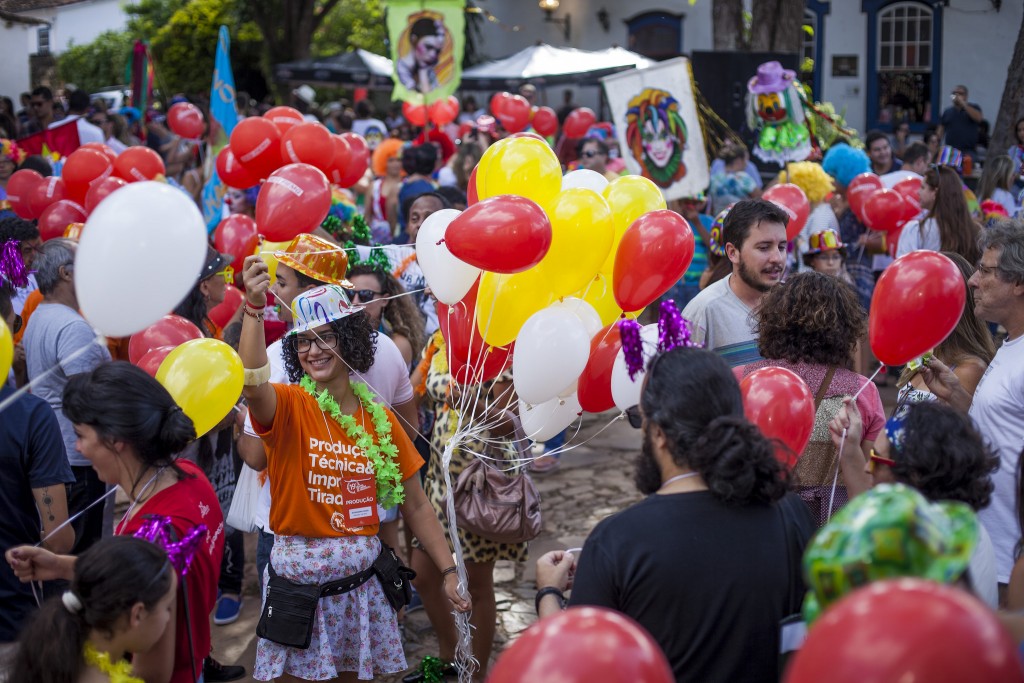 Povo invadiu as ruas tiradentinas para seguir o Cortejo da Arte - Foto: Leo Lemos/Universo Produção/Divulgação