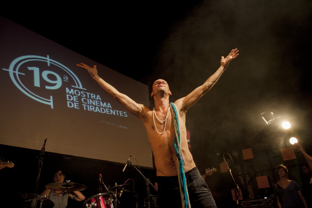 Marcelo Veronez faz show performático em Tiradentes - Foto: Leo Fontes/Universo Produção/Divulgação