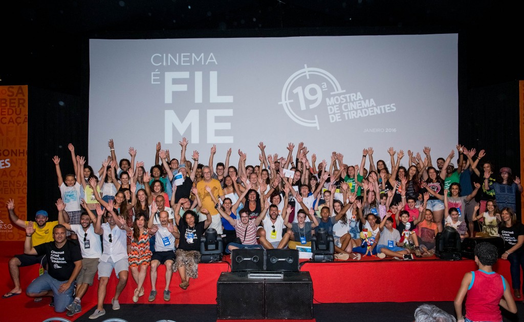 Participantes das oficinas cinematográficas em Tiradentes recebem seus certificados - Foto: Leo Lara/Universo Produção/Divulgação