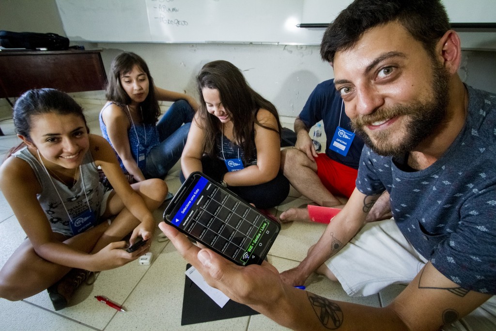 Henrique Kopke com seus alunos em Tiradentes: Gifs vieram para ficar, ele diz - Foto: Leo Fontes/Universo Produção/Divulgação