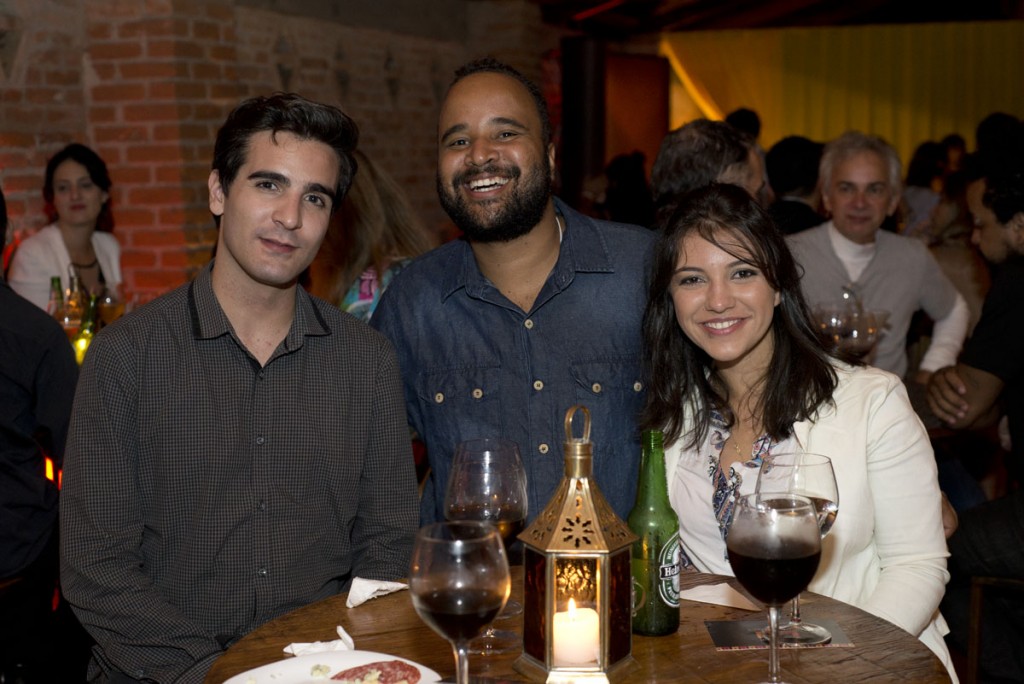 Os jornalistas Adriano Moura, Miguel Arcanjo Prado e Fernanda Almeida na festa de abertura da 19ª Mostra de Cinema de Tiradentes - Foto: Jackson Romanelli/Universo Produção/Divulgação