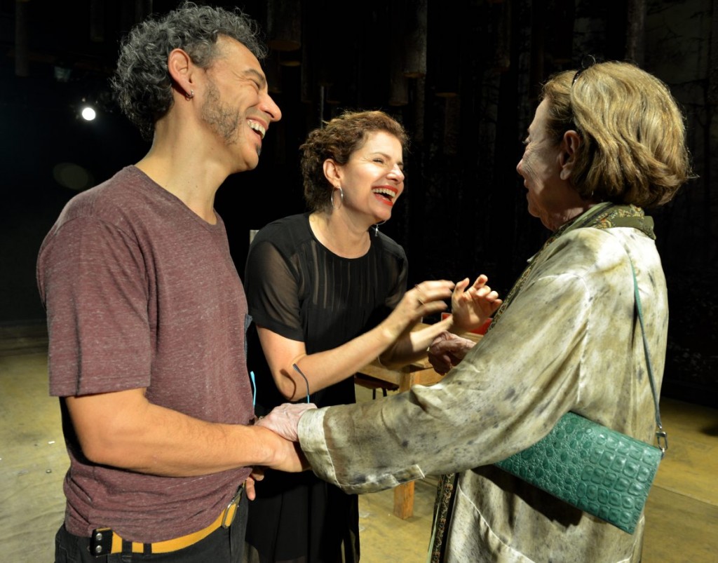 Emílio de Mello e Débora Bloch conversam com Fernanda Montenegro após o fim da peça - Foto: Cristina Granato/Divulgação