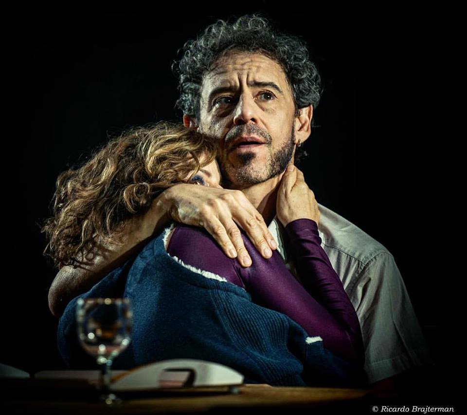 Emilio de Mello abraça Debora Bloch na peça Os Realistas - Foto: Ricardo Brajterman/Divulgação