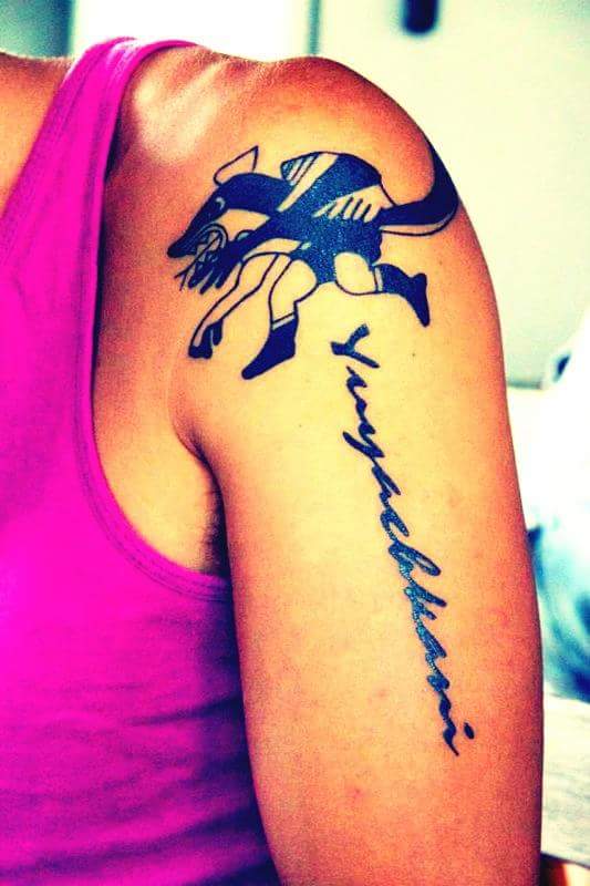 Detalhe da tatuagem que Léo Kildare Louback fez em homenagem ao grupo peruano Yuyachkani, com o qual trabalhou - Foto: Divulgação