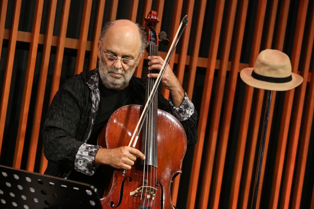 O músico Jaques Morelenbaum tocou para os convidados na abertura do Espaço Cultural Porto Seguro - Foto: Divulgação