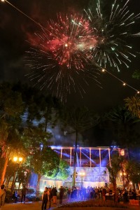 Fogos de artifício na abertura do Festival de Curitiba de 2015 em frente ao Teatro Guaíra - Foto: Ernesto Vasconcelos/Clix