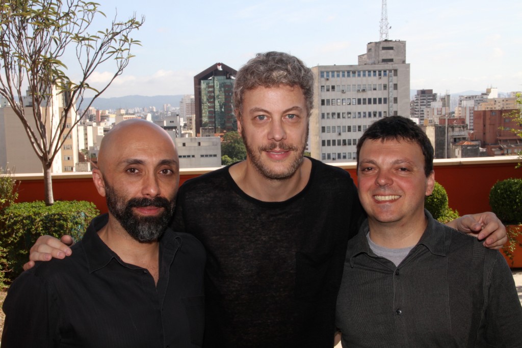 Márcio Abreu, Guilherme Weber (novos curadores) e Leandro Knopfholz, diretor do Festival de Teatro de Curitiba - Foto: Denise Andrade/Divulgação