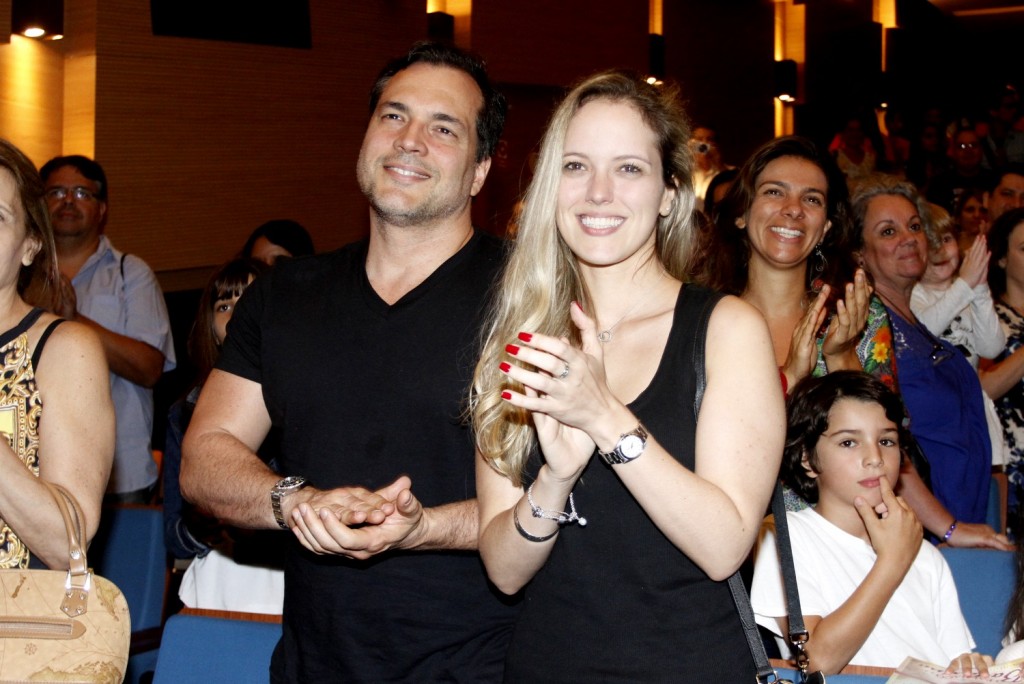 Daniel Boaventura e a mulher, Maria Netto, aplaudem o espetáculo - Foto: Paduardo/Phabrica de Imagens/Divulgação