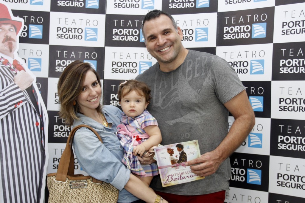 Saulo Vasconcelos foi com a mulher, Louise, e a filha, Manu- Foto: Paduardo/Phabrica de Imagens/Divulgação