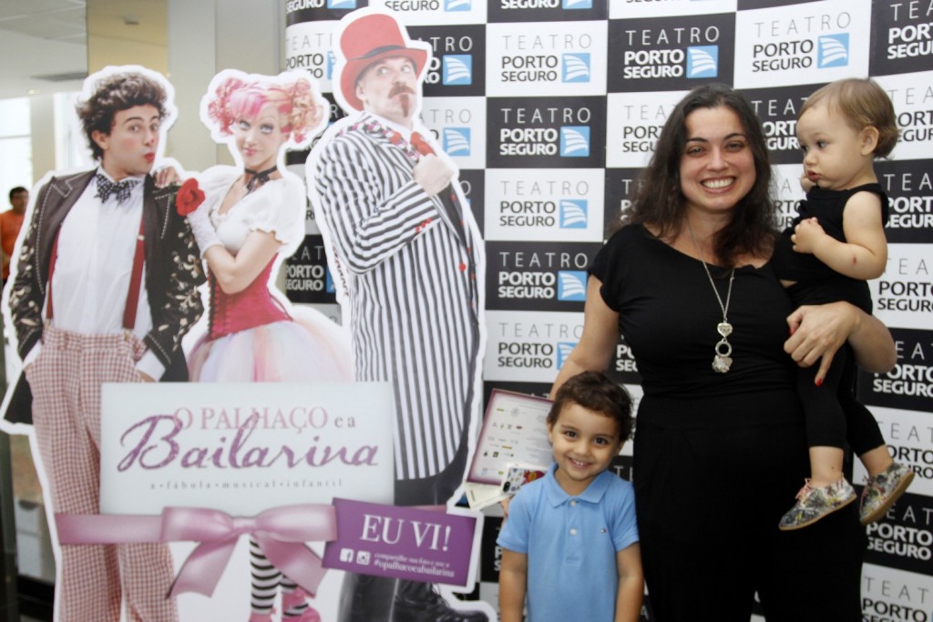 A radialista Cris Santos também levou os pequenos - Foto: Paduardo/Phabrica de Imagens/Divulgação