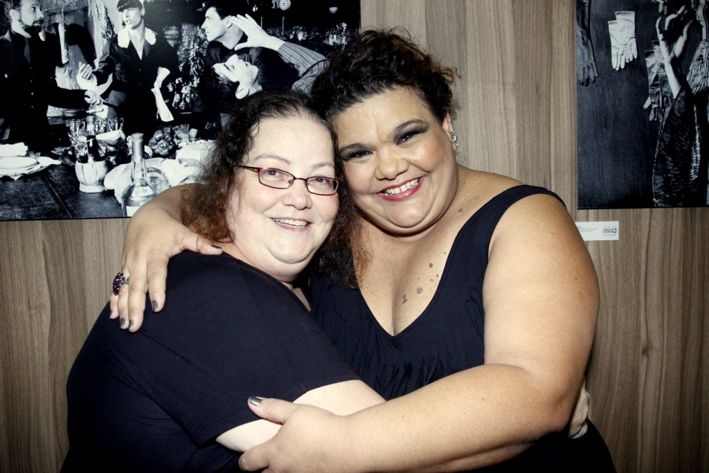 Simone Mazzer recebe o carinho da produtora Amalia Tarallo - Foto: Divulgação