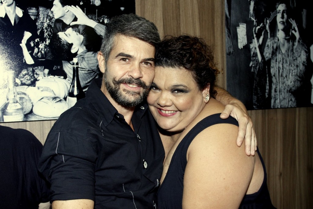 O amigo Vicente Negrão cumprimenta Simone Mazzer após o show - Foto: Divulgação