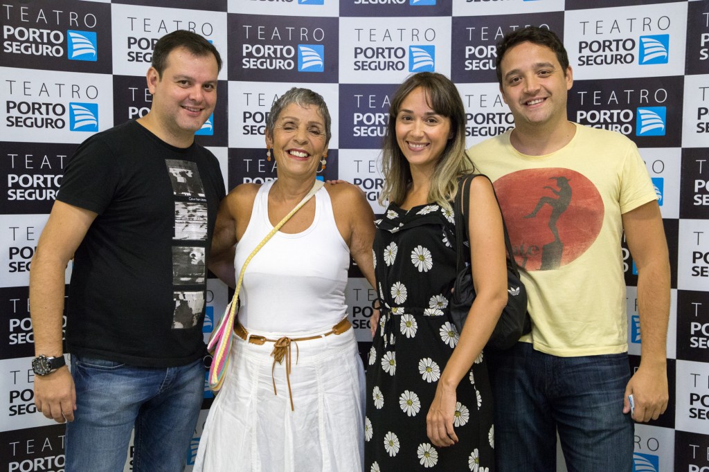 A atriz Maria Carolina Dressler, de preto, foi acompanhada da família - Foto: Paulo Lopes/Divulgação