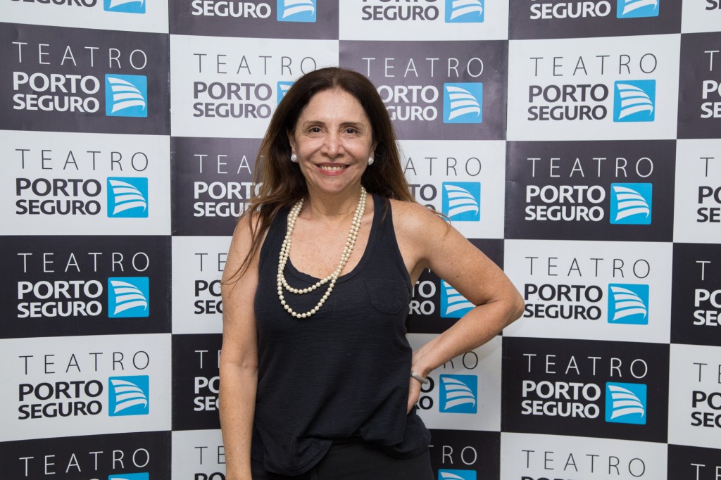 A atriz Vera Mancini posa ao chegar ao Teatro Porto Seguro - Foto: Paulo Lopes/Divulgação