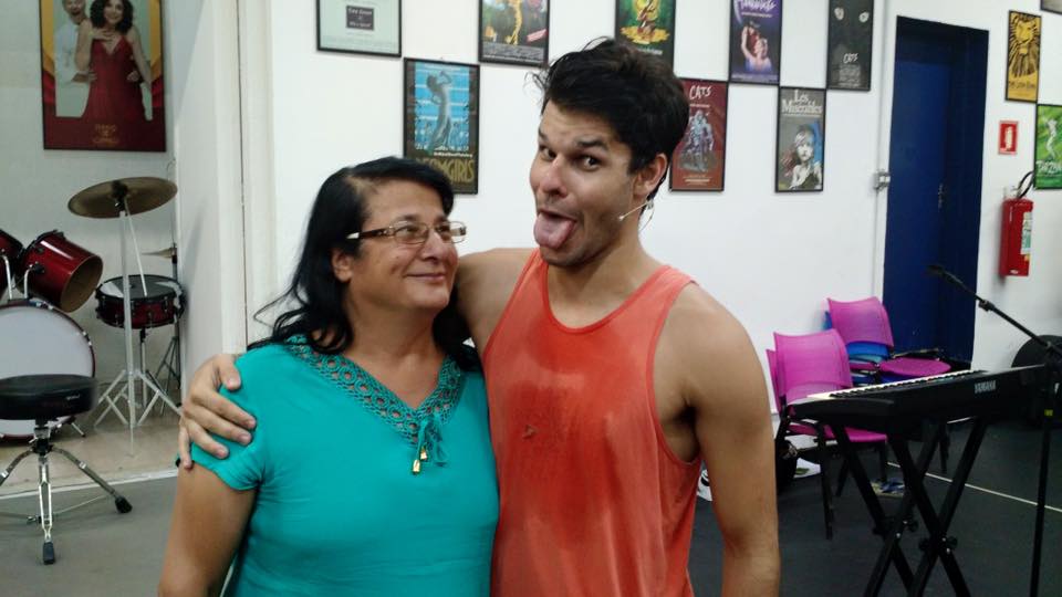 Dona Célia, mãe de Dinho, e Ruy Brissac, que interpretará seu filho em O Musical Mamonas - Foto: Divulgação