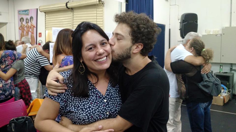 Adriano Tunes, que será o tecladista Júlio, beija a irmã do músico, Paula Rassec - Foto: Divulgação