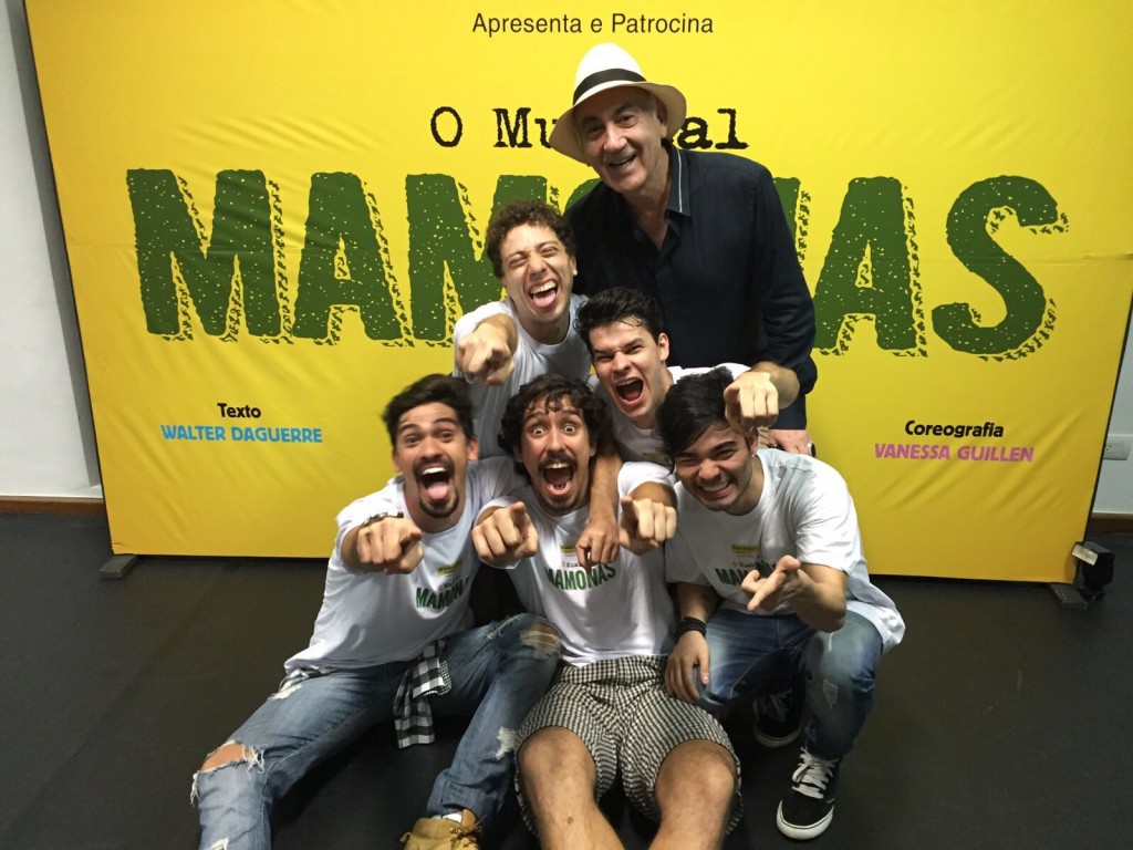 Elenco de O Musical Mamonas posa com o diretor José Possi Neto - Foto: Divulgação