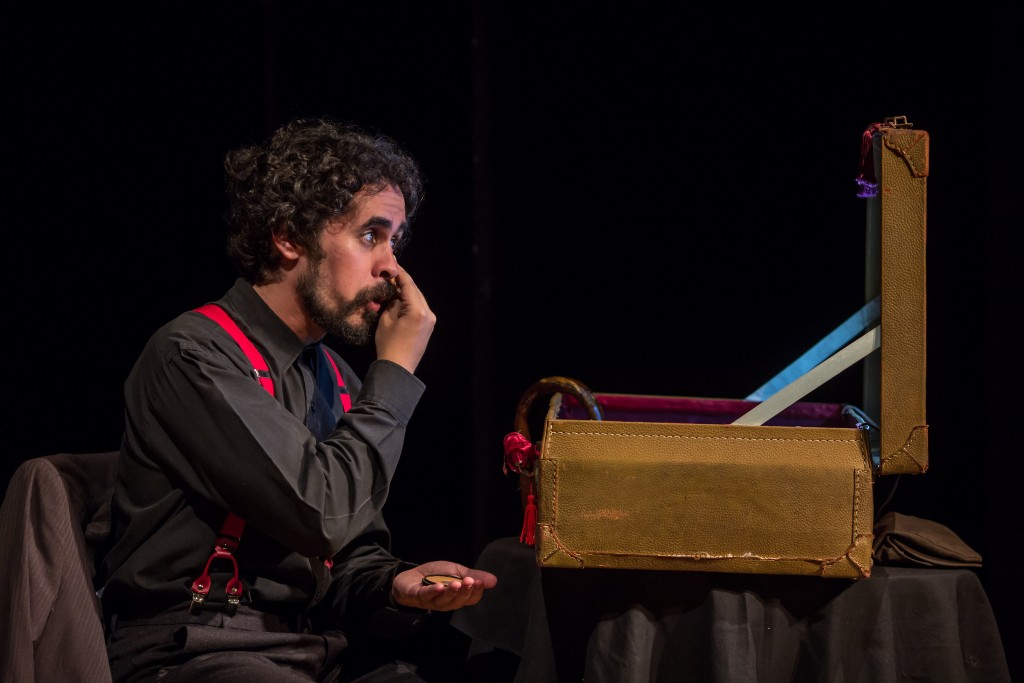 Bruno Fracchia vive o ator Paulo José em Algumas Histórias, sucesso do Fringe no 25º Festival de Teatro de Curitiba - Foto: Humberto Araujo/Clix