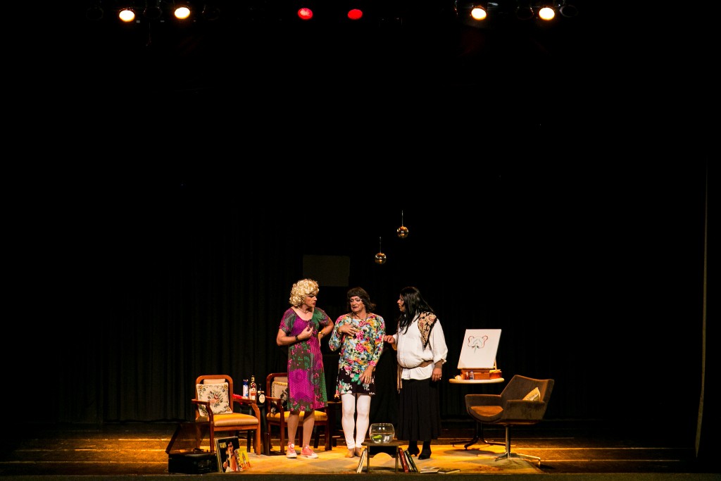Artistas no palco do Teatro Paulo Autran - Foto: Jorge Mariano/Clix